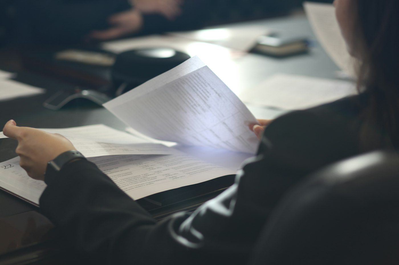 Iemand leest een dossier
